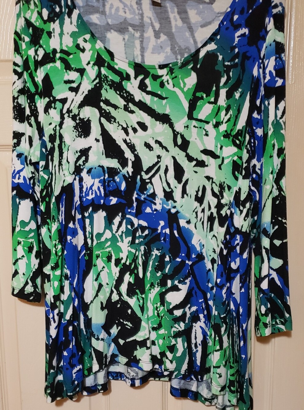 Dana Buchman Abstract Print Green & Blue Long Sleeve Women’s Top